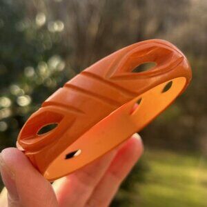 HOST PICK💜BAKELITE 1930s Butterscotch Heavy Carved Bangle BRACELET